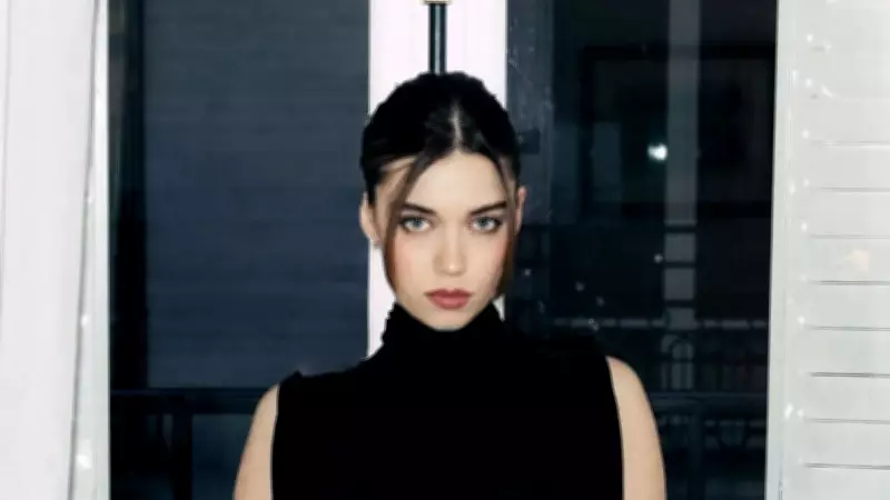 Afra Saraçoğlu'ndan Güneş Işığında Doğal Selfie Pozu