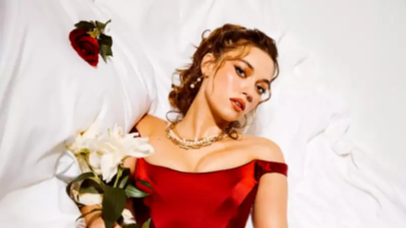 Afra Saraçoğlu'nun genç annesi sosyal medyada gündem oldu