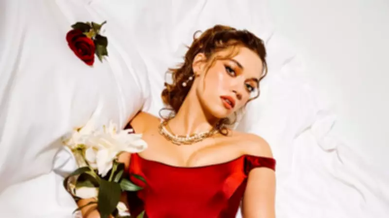 Afra Saraçoğlu'nun İspanya Tatilinden Nefes Kesen Pozları