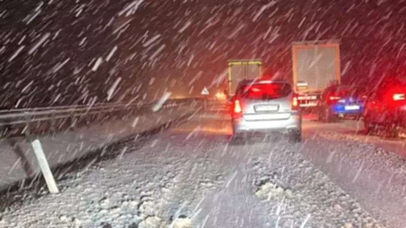 Afyonkarahisar'da Kar Nedeniyle Yollar Kapandı, 2 İlçede Okullar Tatil