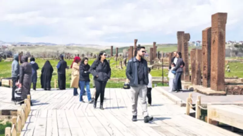 Ahlat'ta Bahar Canlılığı: Selçuklu Meydan Mezarlığı Ziyaretçi Akınına Uğruyor