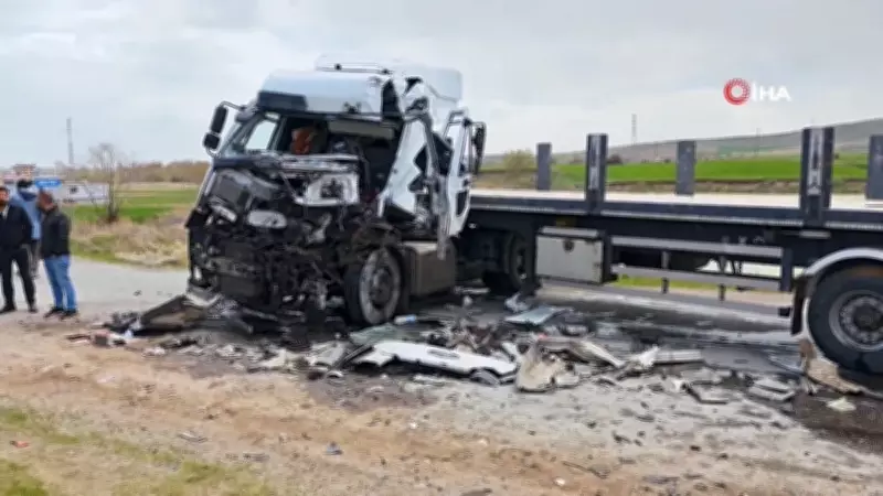 Ahlat'ta iki tır çarpıştı: 1 yaralı