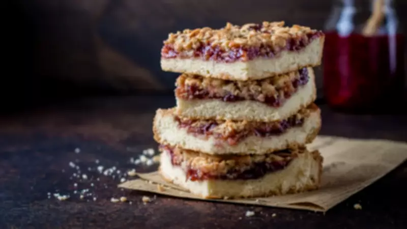 Ahududulu Crumble Tarifi: Kıyır Kıyır Lezzet Şöleni