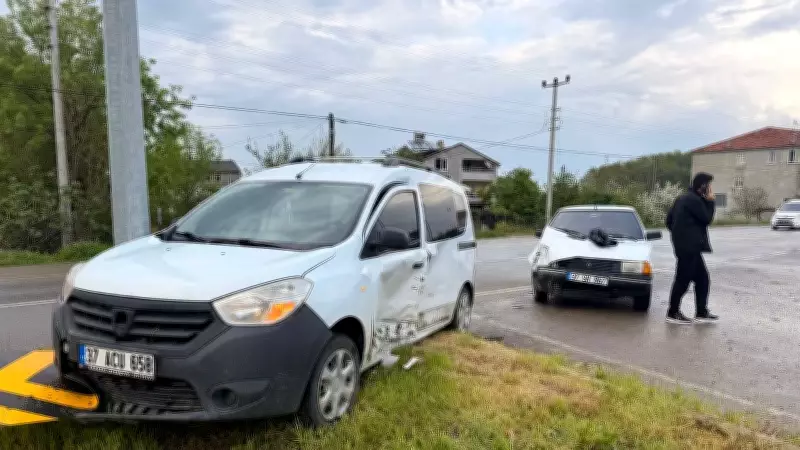 Alaçam'da iki otomobil çarpıştı: 3 yaralı