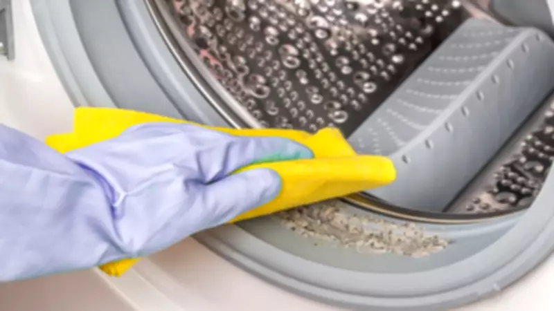 Çamaşır makinesinden yayılan kötü kokulara son! 1 dakikada kireç yok eden yöntem