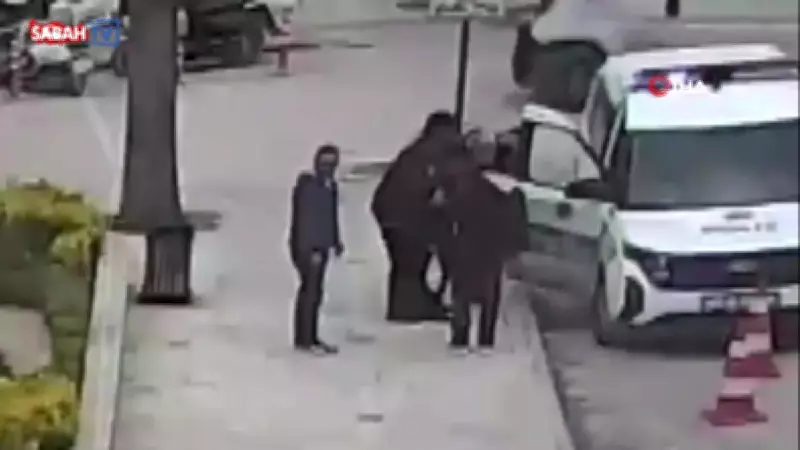 Amasya'da boğazına yiyecek kaçan sürücüyü polis Heimlich manevrasıyla kurtardı