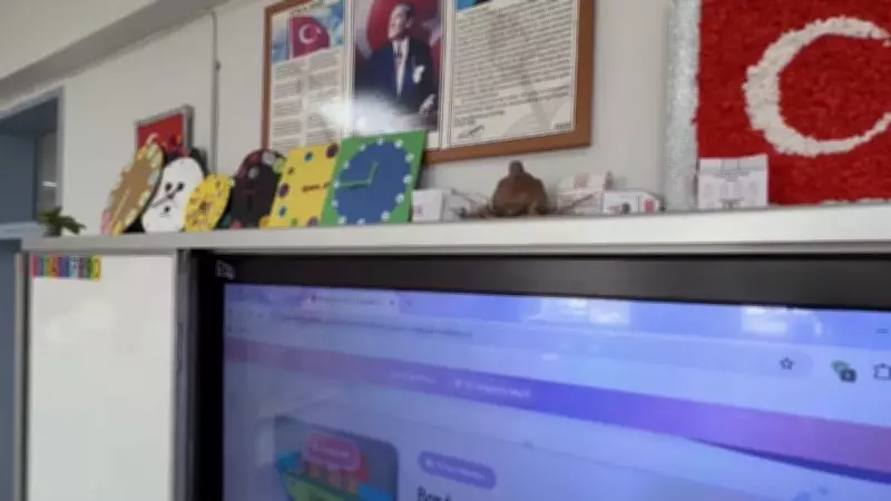 Anne Kumru Sınıfa Yuva Yaptı, Öğrenciler Sevgiyle İzliyor