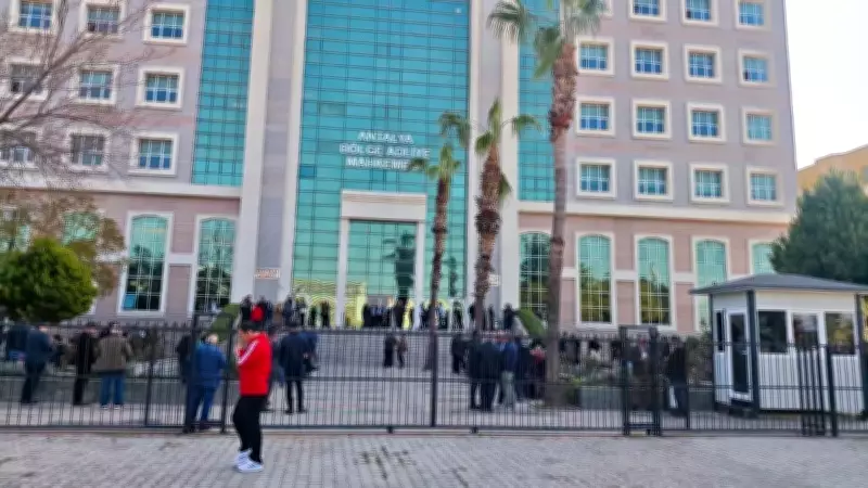 Antalya'da Muhittin Böcek ve Ailesi Dövizciyi Komşu Kapısı Yapmış: Rüşveti Dövize Çevirme Yarışı