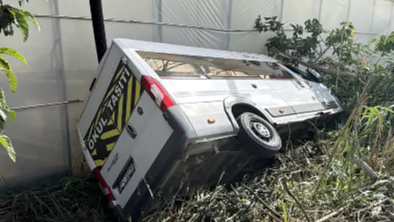 Antalya'da servis minibüsü bahçeye devrildi: 6 öğrenci hafif yaralandı