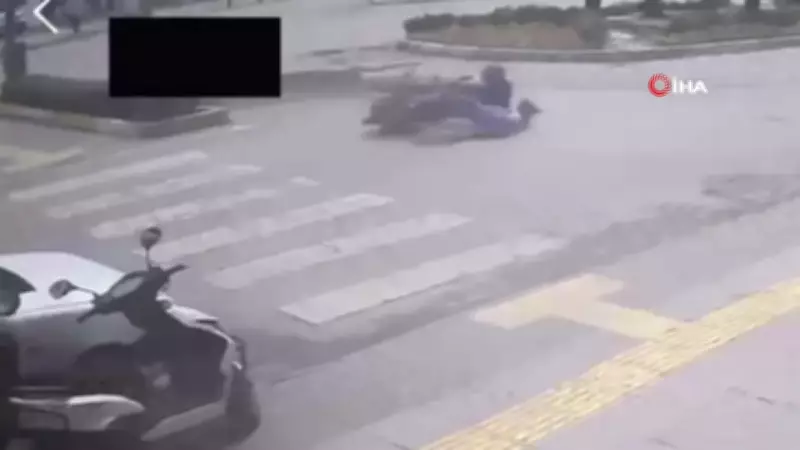 Antalya'da yaya geçidinde bisiklete motosiklet çarptı: 2 çocuk yaralı