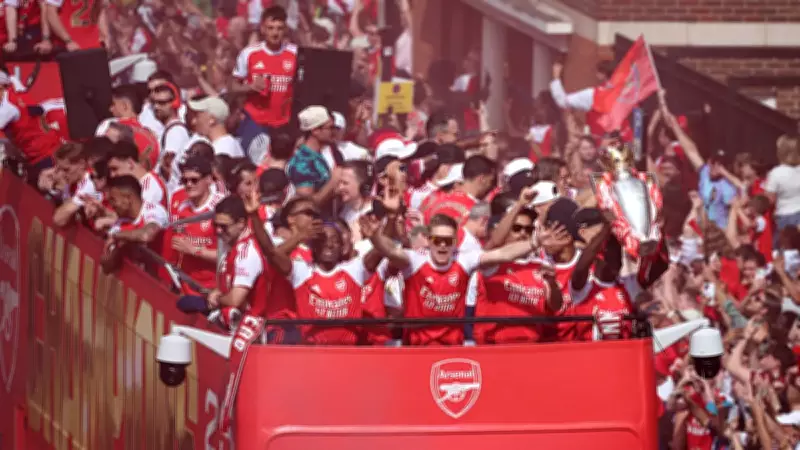 Arsenal 22 yıl sonra şampiyonluğu taraftarlarıyla coşkuyla kutladı