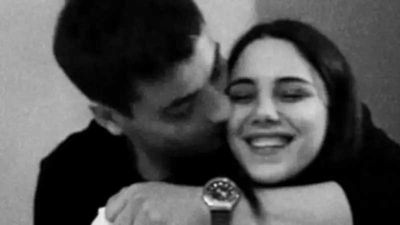 Atakan Özkaya ve Dilin Döğer'den romantik poz