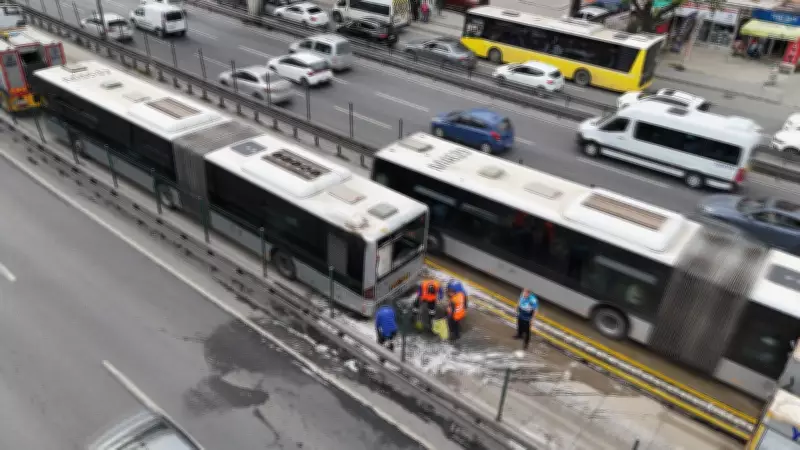 Avcılar'da metrobüste yangın: Dumanlar yükseldi, yolcular tahliye edildi