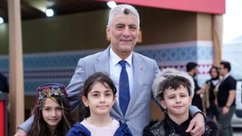 Bakan Bolat, torunlarıyla 8. Etnospor Kültür Festivali'nde