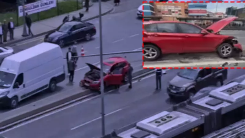 Bakırköy'de akılalmaz kaza: Aydınlatma direği başka aracın üzerine düştü
