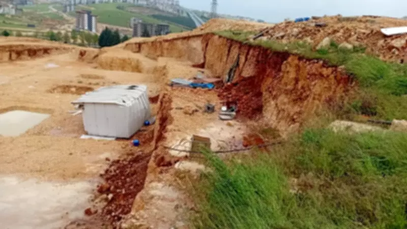 Baraka metrelerce aşağıya düştü: 2 kişi ağır yaralandı
