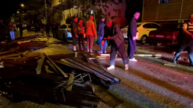 Bartın'da 6 katlı binanın çatısı uçtu: 6 araç zarar gördü