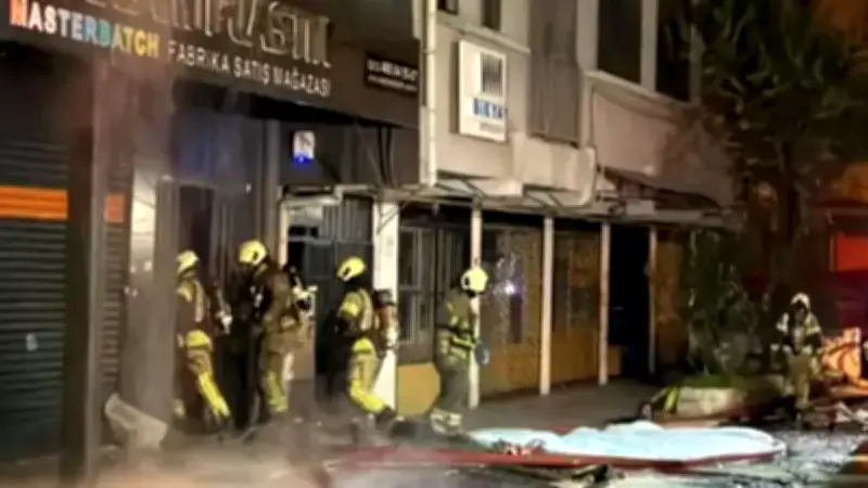 Bayrampaşa'da plastik iş yerinde yangın: 3 kat alevlere teslim