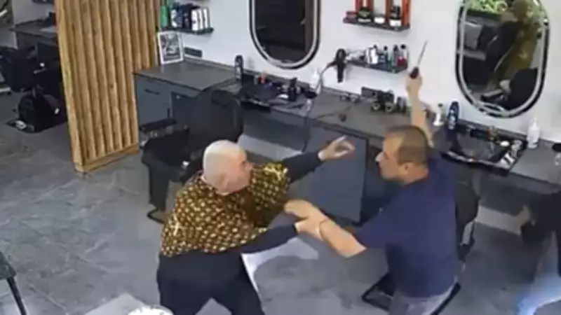 Berberde tıraş olan husumetlisine satırla saldırdı: 2 yaralı