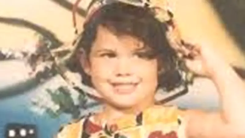 Beste Kökdemir'in Çocukluk Fotoğrafı Şaşırttı! Oğlu Kime Benziyor?