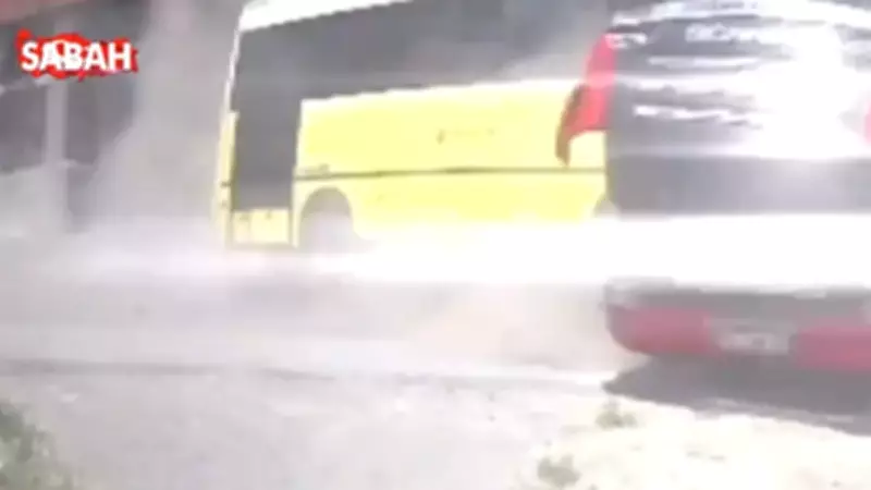 Beylikdüzü'nde İETT otobüsü freni boşalınca TIR'a çarptı: Kaza anı kamerada