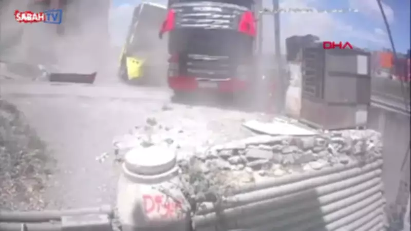 Beylikdüzü'nde freni boşalan İETT otobüsü TIR'a çarptı, kaza anı kamerada