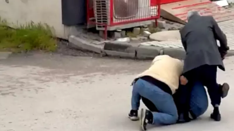 Bolu'da Sokak Ortasında Şok Darp: Yere Yatırıp Tekme Tokat Dövdüler