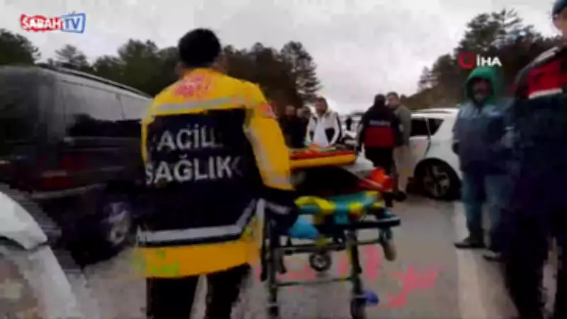 Bolu'da virajı alamayan otomobil minibüsle çarpıştı: 4 yaralı