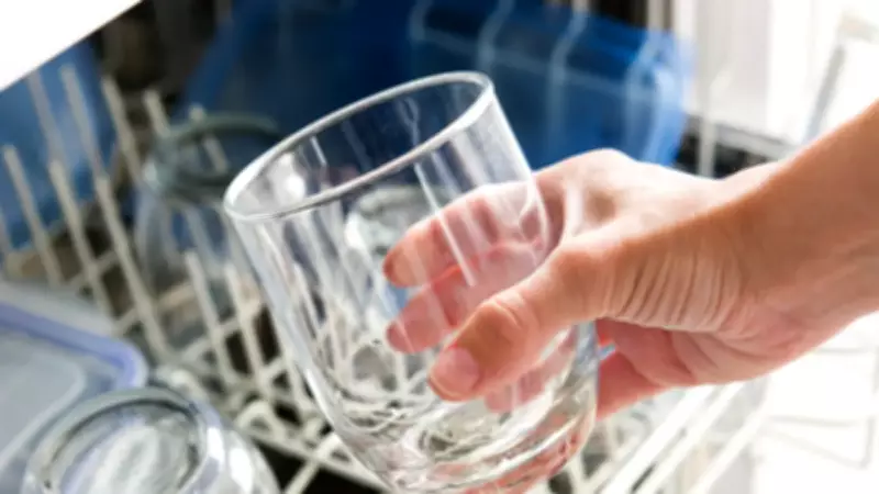 Bulaşık Makinesine Parlatıcı Yerine Beyaz Sirke Koyun: Bardaklardaki Çizikleri Bile Yok Ediyor!
