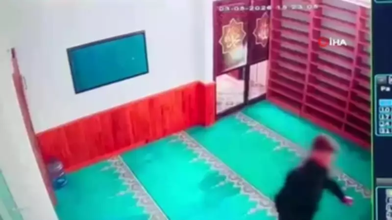 Burdur'da Camideki Sadaka Kutusundan Hırsızlık Kamerada