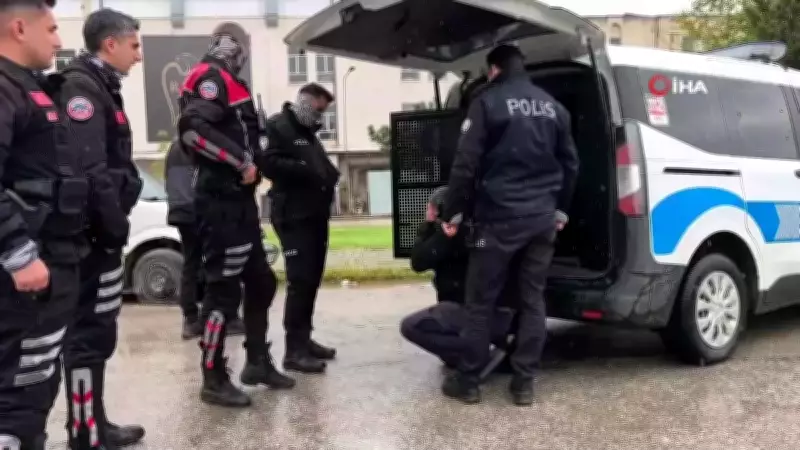 Bursa'da Ehliyetsiz Sürücü Polise Mukavemet Edince Biber Gazıyla Etkisiz Hale Getirildi