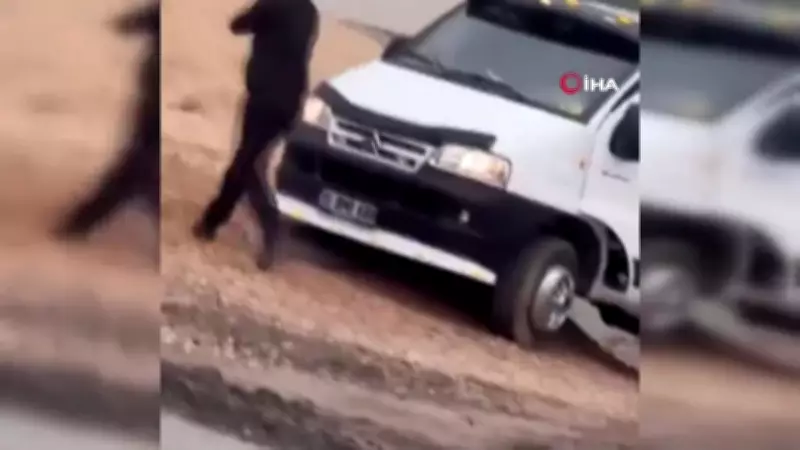 Bursa'da çekici sürücüsü esnafın üzerine aracını sürdü, sopalı kavga kamerada