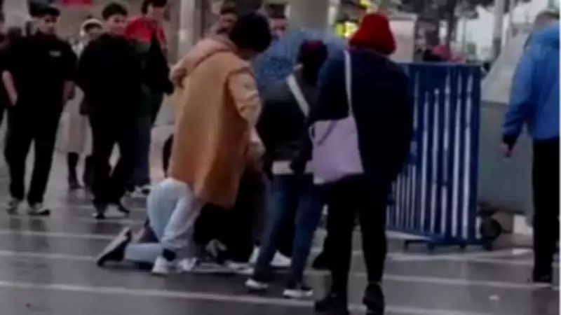 Bursa'da Engelli Şemsiye Satıcısına Kadınların Saldırısı Kamerada