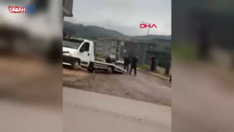 Bursa'da öfkeli çekici sürücüsü aracını üzerlerine sürdü, sopayla saldırdı