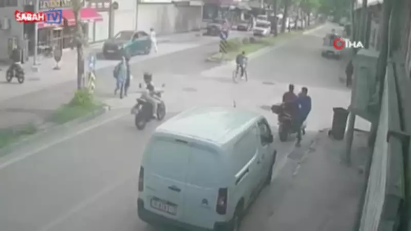 Bursa'da kararsız bisikletli kazaya neden oldu: Motosikletliyle çarpışma anı kamerada