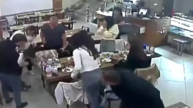 Bursa'da nefes borusuna yemek kaçan kızı restoran çalışanı Heimlich manevrasıyla kurtardı