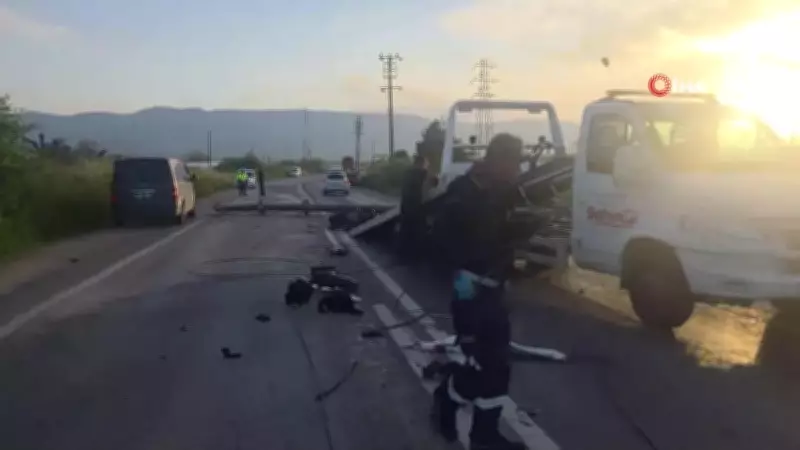 Bursa'da otomobilin devirdiği elektrik direğine motosiklet çarptı: 4 yaralı