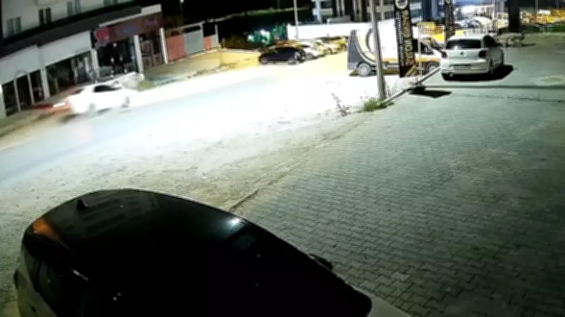 Bursa'da Uyuyan Sürücü Park Halindeki 4 Araca Çarptı: O Anlar Kamerada