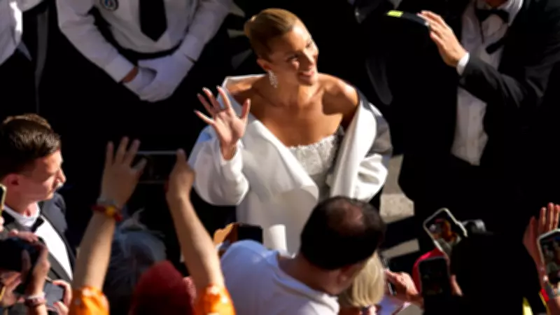 Cannes Film Festivali'nde Bella Hadid Rüzgarı: Kristal Elbiseyle Büyüledi