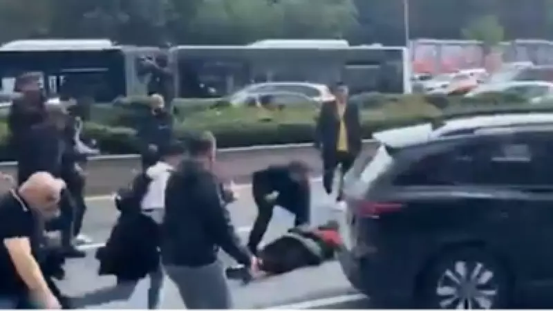 CHP yürüyüşünde otomobil kalabalığa daldı, bir kadına çarptı