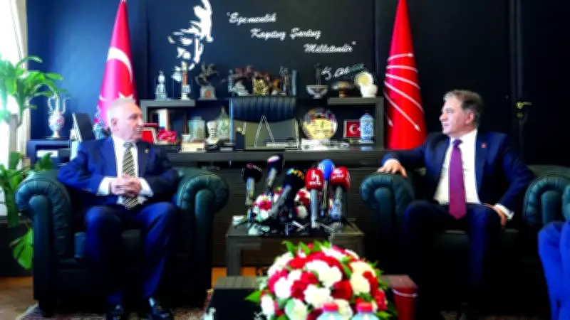 CHP'de bayramlaşma krizi: İki kanat ayrı program yaptı