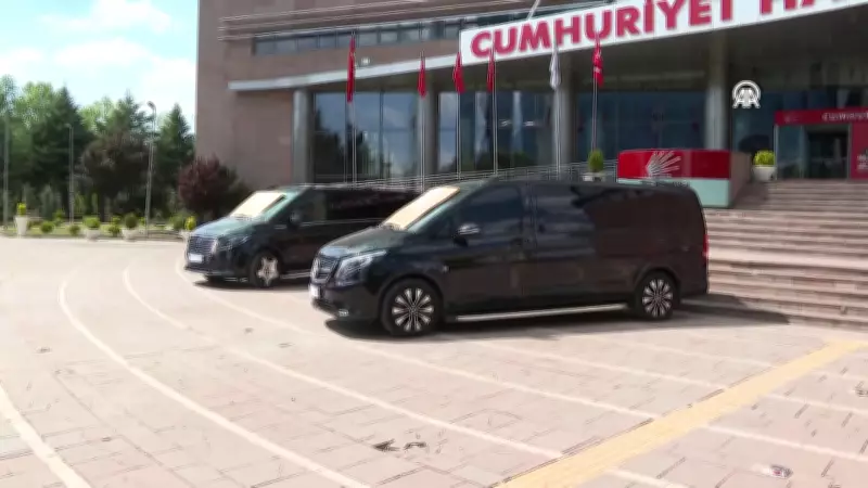 CHP'de iki lüks minibüs satışa çıkarıldı: Üzerlerine 'haram' ifadesi yazıldı