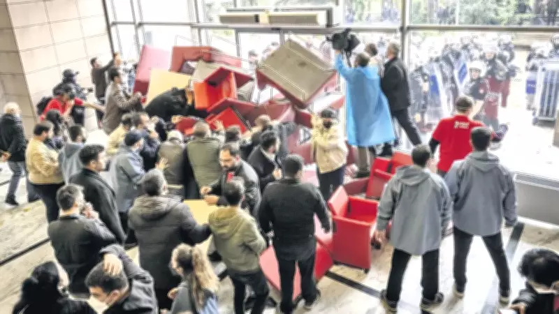 CHP'de mahkeme kararına uymayan Özgür Özel destekçileri polise barikat kurdu
