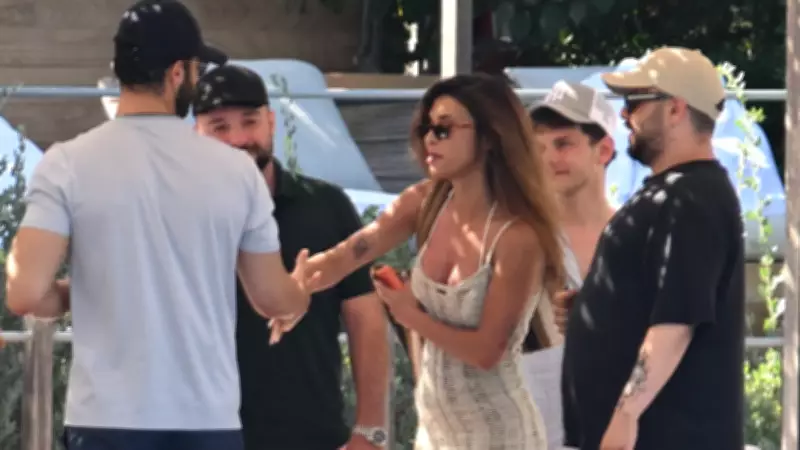 Devrim Özkan Bodrum'da arkadaşlarıyla tatil keyfi yaptı