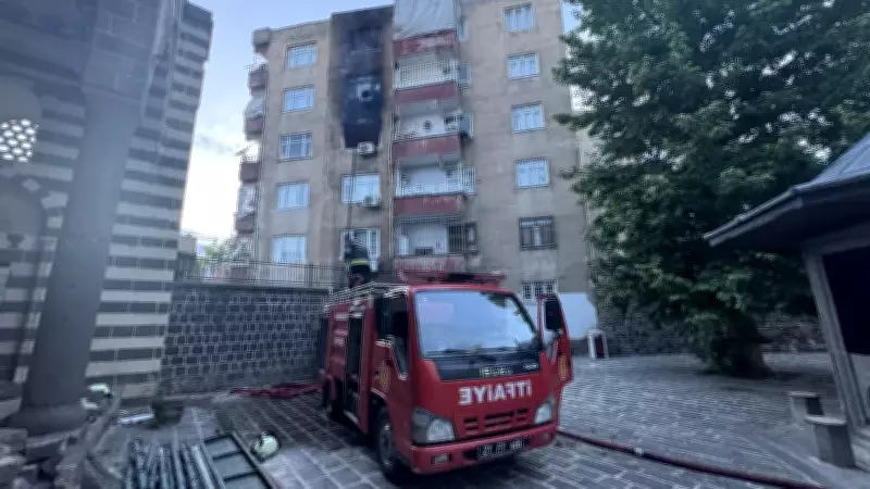 Diyarbakır'da apartman yangını: İtfaiye eri yaralandı, 2 kişi dumandan etkilendi