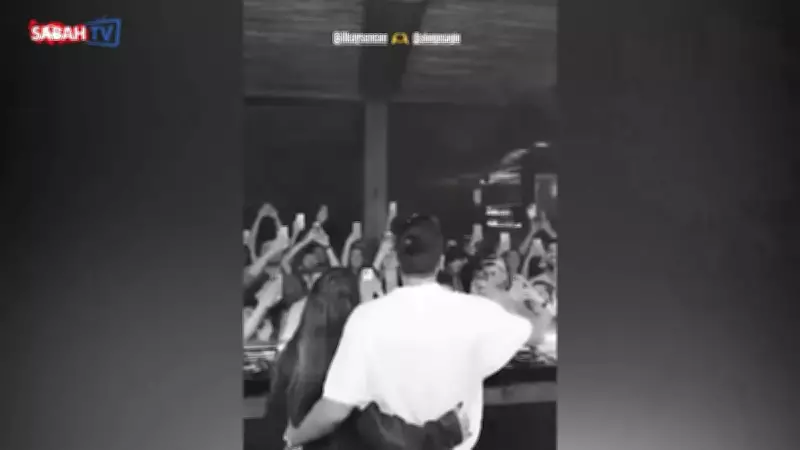 DJ İlkay Sencan, Sevgilisi Simge Sağın'ı Sahnede Öpücüklere Boğdu