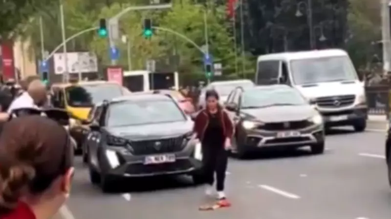 Dursun Özbek'ten bayrağı yerden kaldıran kadın taraftara davet