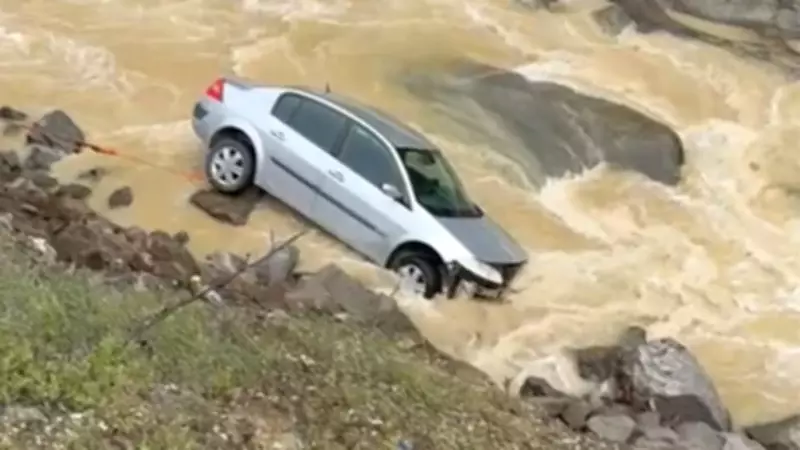 Düzce'de kontrolden çıkan otomobil dereye uçtu: 1 yaralı
