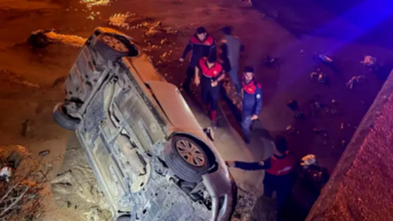 Düziçi'nde sulama kanalına devrilen otomobilde 3 kişi yaralandı