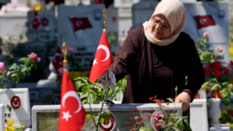 Edirnekapı Şehitliği bayramın ikinci gününde de ziyaretçi akınına uğradı